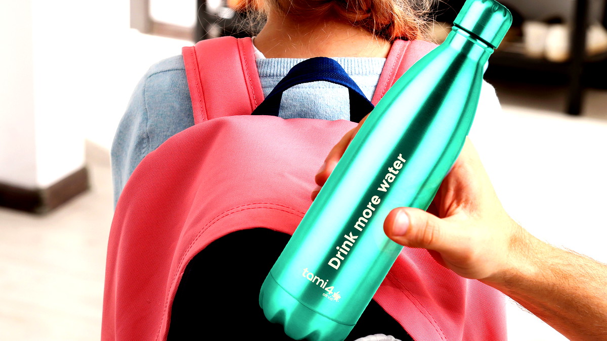 كيف نضمن أن يشرب الأطفال كمية كافية من الماء في المدرسة؟