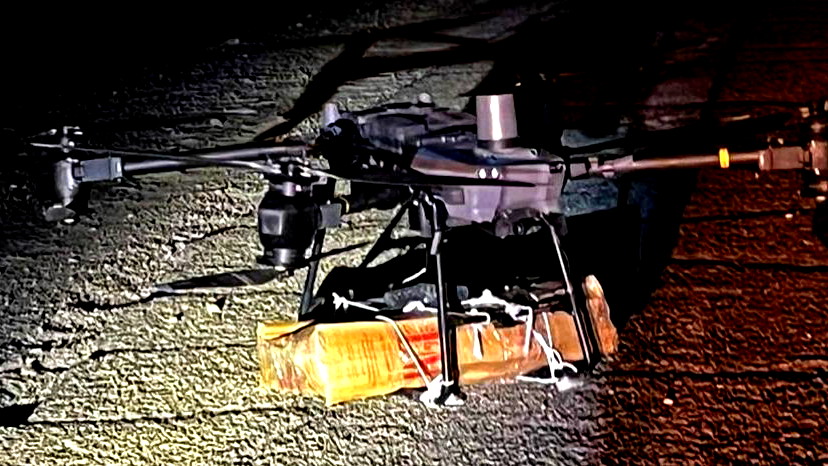 6 أسلحة طويلة و 10 مسدسات- محاولة تهريب أسلحة باستخدام طائرة مُسيّرة على الحدود المصرية