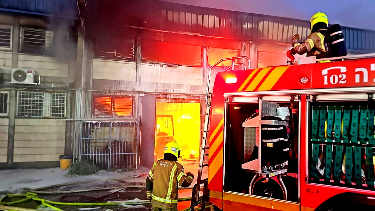  طبريا: عمليات مكثفة لإخماد حريق كبير قرب قاعة أفراح