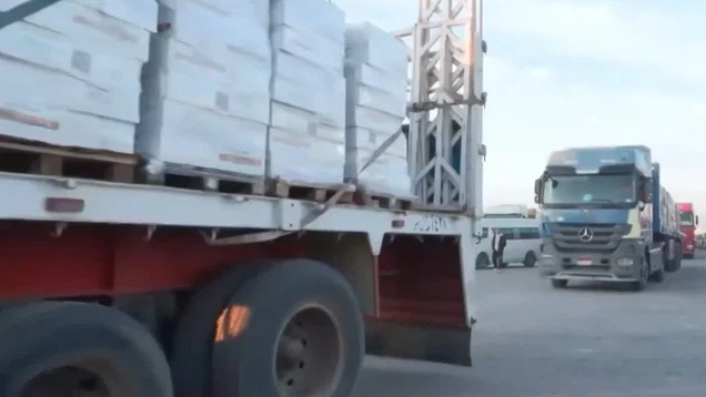 20 شاحنة مساعدات إماراتية تصل معبر كرم أبو سالم تمهيدًا لدخولها إلى غزة 