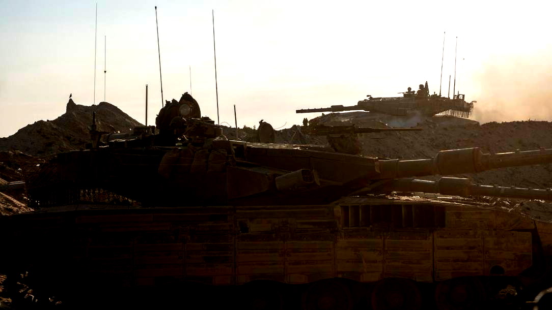 الجيش الإسرائيلي يعلن تدمير منصات إطلاق قذائف ومستودعات ووسائل قتالية في قطاع غزة