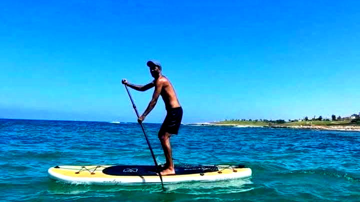 بعد فقدان آثاره.. مصرع شاب (38 عامًا) من تل أبيب بعد سقوطه من لوح تجديف في بحيرة طبريا