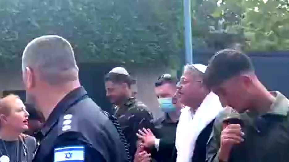 ضابط احتياط يهاجم بن غفير خلال توجهه إلى كنيس وسط احتجاجات عائلات الأسرى