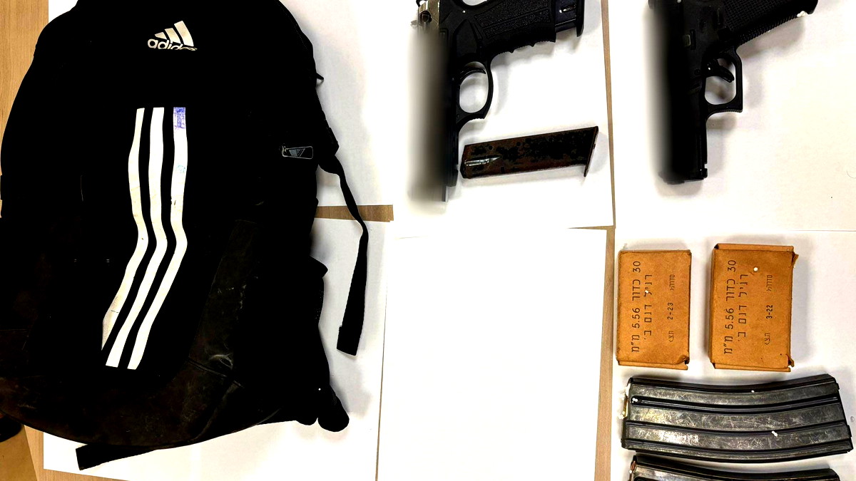 القدس: ضبط وسائل قتالية بينها مسدسان وذخيرة ومادة يشتبه بأنها مخدرات خطيرة واعتقال مشتبه واحالته للتحقيق