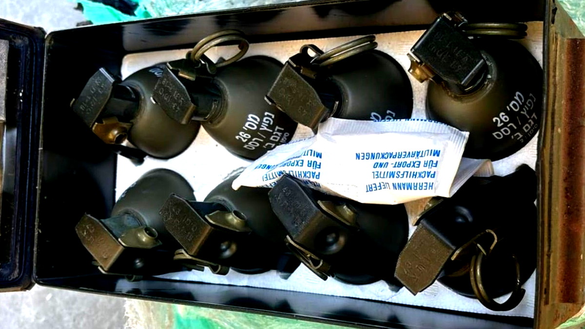 الناصرة: ضبط أسلحة وقنابل خلال تفتيش منزل