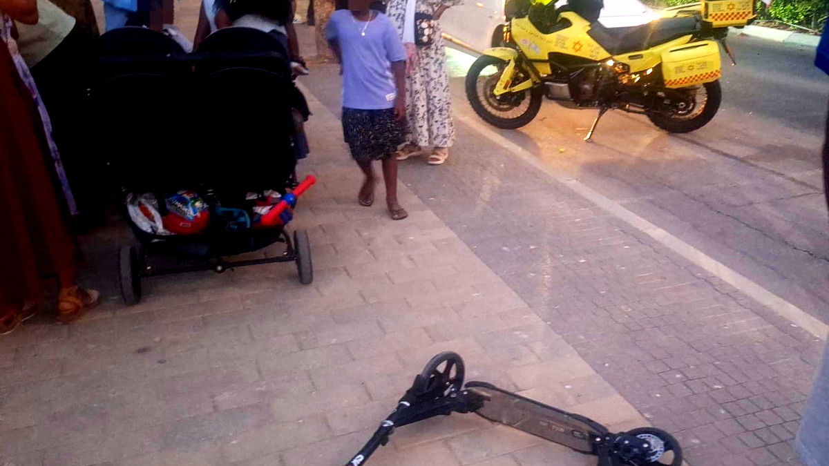 بئر السبع: إصابة طفل بجراح متوسطة إثر اصطدام سكوتر بمركبة