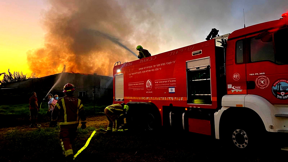  اللّيلة الماضية- إخلاء العديد من المنازل عقب اندلاع حريق هائل داخل مخزن للأخشاب بمنطقة المركز