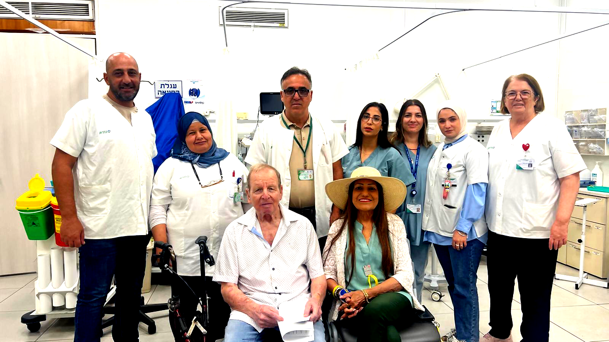 رافق زوجته للعلاج فانهار في العيادة: طاقم كلاليت أنقذ حياته