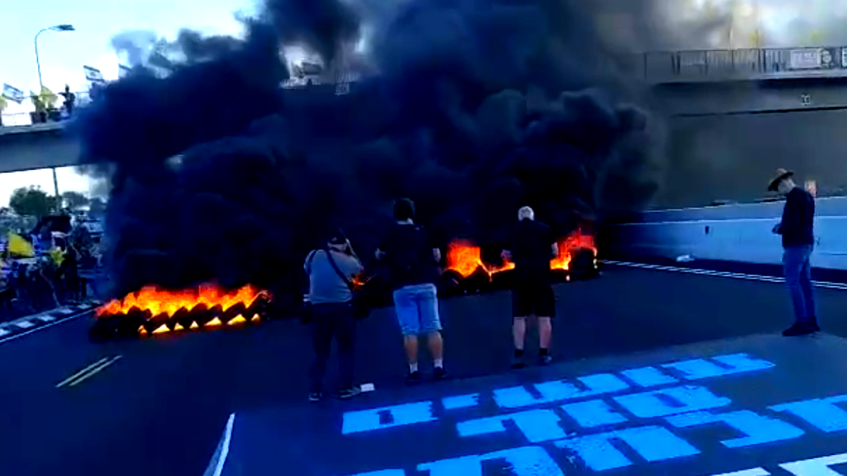 عشرات المتظاهرين يغلقون شارع أيالون في مركز البلاد بالتزامن مع بدء الاحتجاج والمطالبة بوقف إطلاق النار وإعادة المحتجزين من القطاع