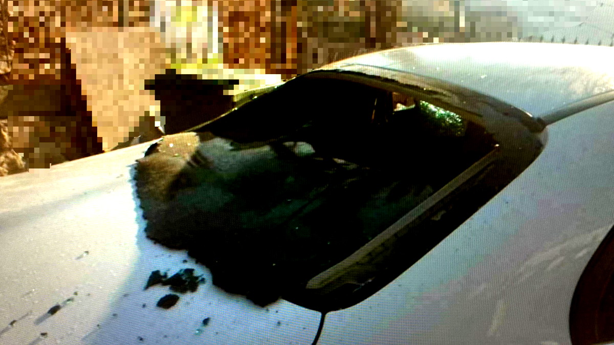 دير الأسد: اتهام شاب (19 عامًا) بتكسير سيارات وباب منزل بسبب خلاف