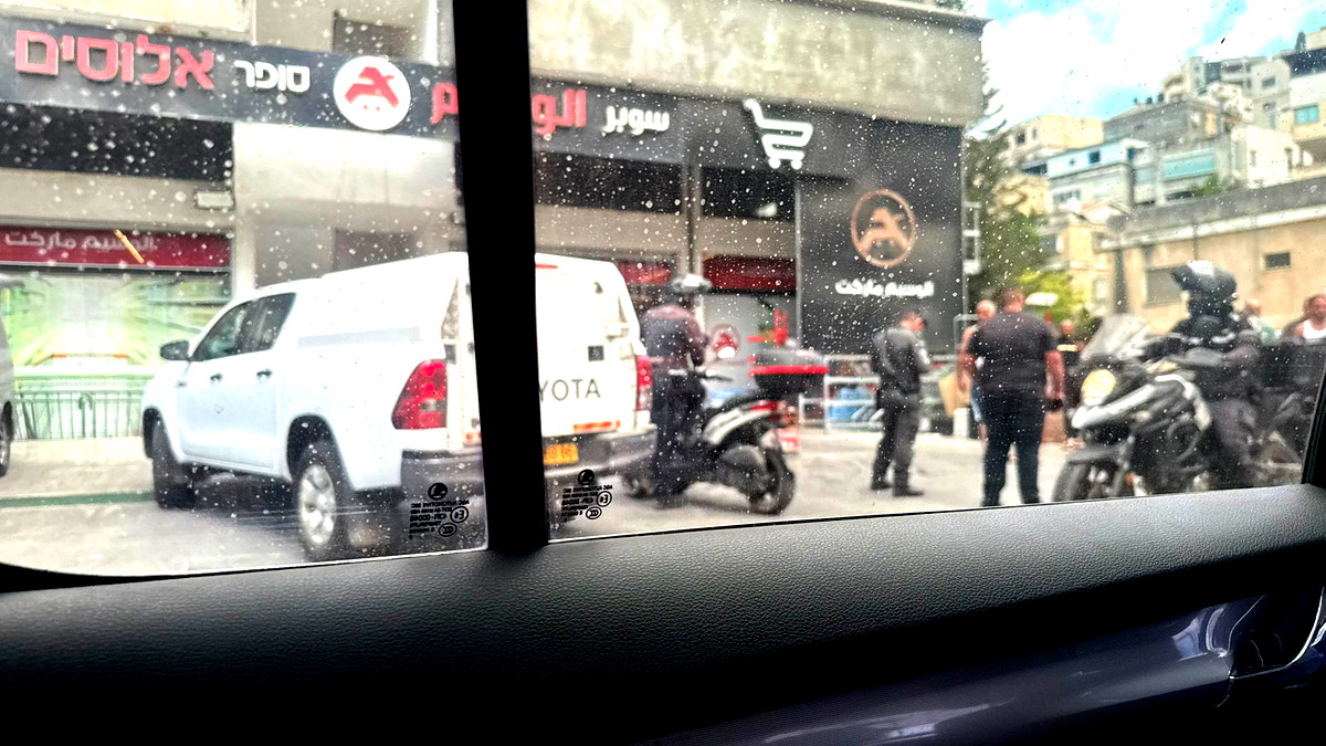 اطلاق نار واصابة شاب بجراح متوسطة داخل سوبرماركت في الناصرة