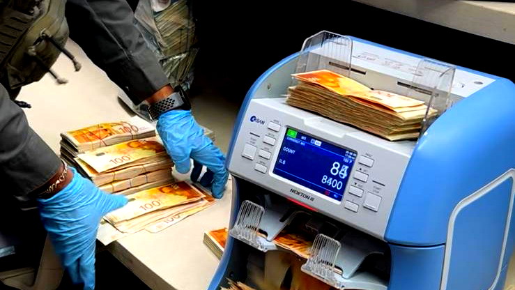 مداهمة محل صرافة في رام الله: مصادرة 1.5 مليون شاقل واعتقال 9 مشتبهين بتمويل حماس