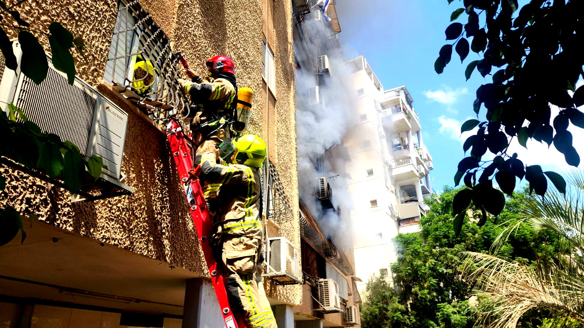  اندلاع حريق داخل شقة سكنية في اللد.. رجل بحالة خطيرة جراء استنشاق الدخان