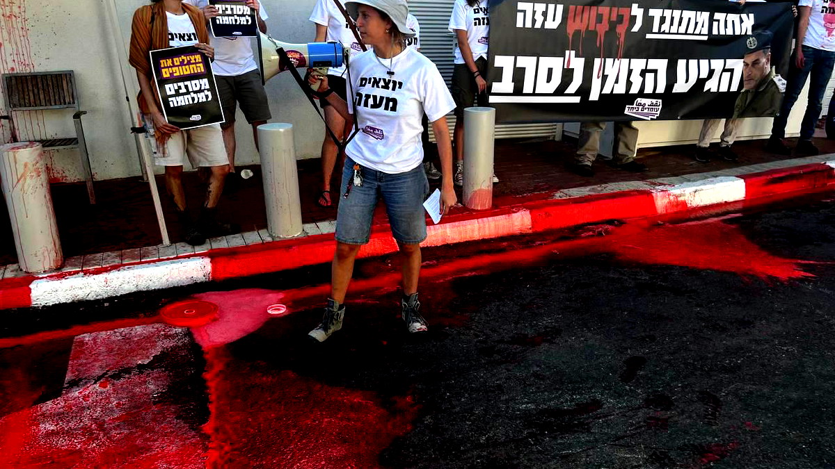 طلاء أحمر على عتبة منزل رئيس الأركان "كفى لسفك الدم" .. ناشطو نقف معًا يحتجون ضد احتلال غزة