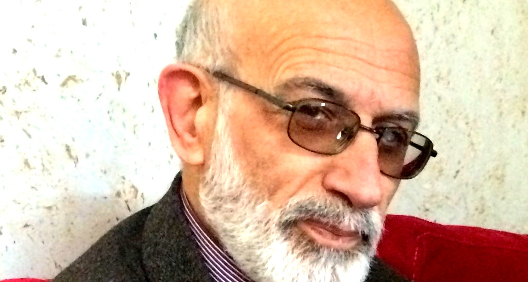 قمرٌ باهتٌ...وأرضٌ يبابٌ...!