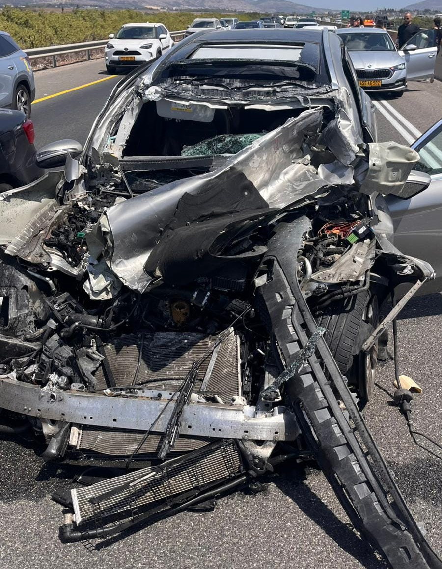 إصابة شاب بجروح خطيرة جرّاء تعرضه لحادث طرق وقع بين مركبة وشاحنة على شارع 65 بالقرب من العفولة
