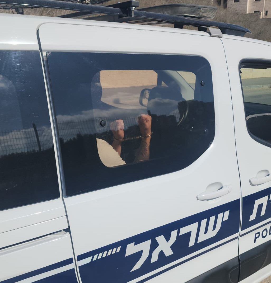 بتهمة "إهانة الدين".. تمديد اعتقال شاب ظهر في فيديو وهو يتبول على جدار مسجد في القدس