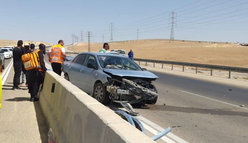 النقب: إصابة متوسطة لشاب (19 عامًا) جرّاء حادث سير ذاتي على شارع 31 قرب تل عراد