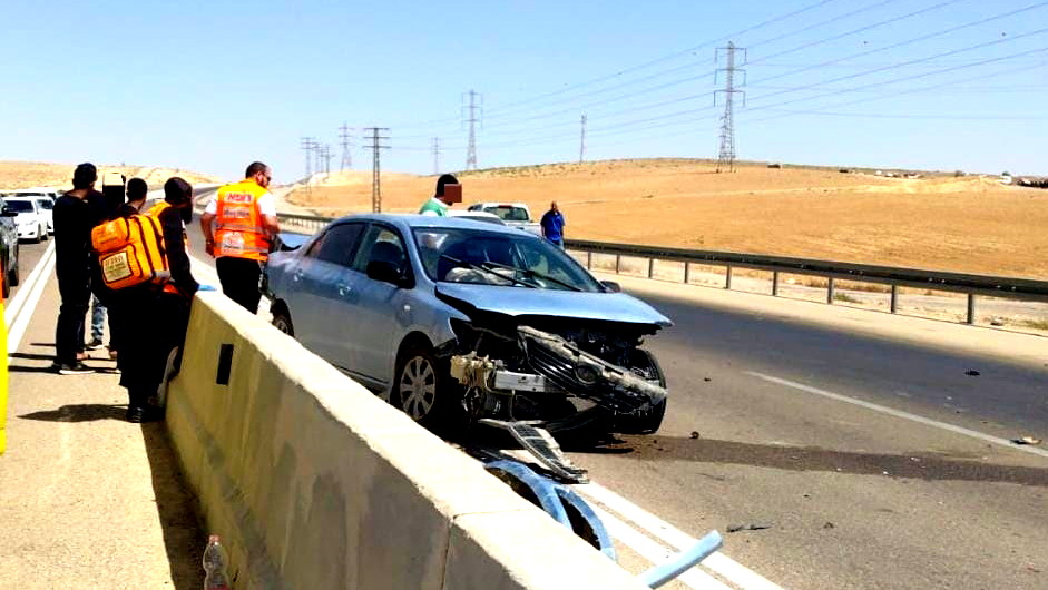 النقب: إصابة متوسطة لشاب (19 عامًا) جرّاء حادث سير ذاتي على شارع 31 قرب تل عراد