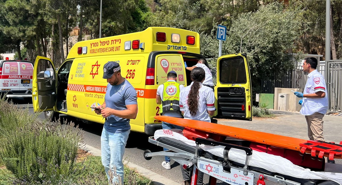 القدس: إصابة خطيرة لشاب جرّاء انزلاق السكوتر الكهربائي