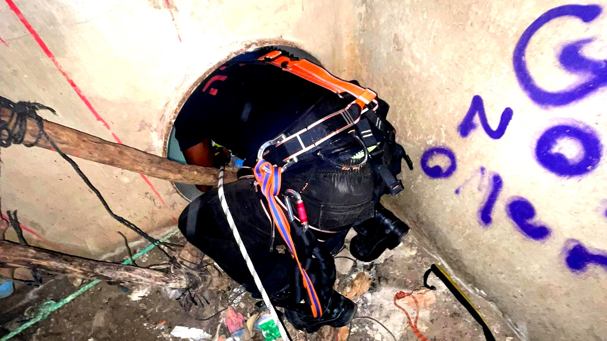 يافا تل أبيب: تخليص فتى علق في مجاري مياه على عمق 4 أمتار