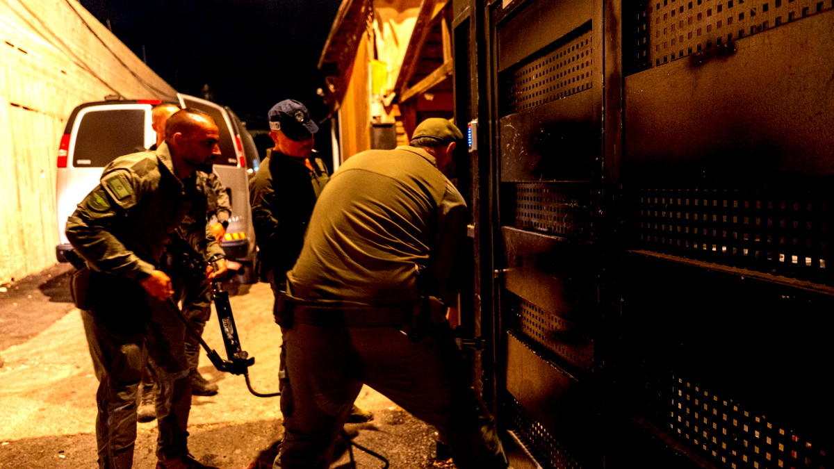 فيديو وصور- اعتقال 8 مشتبهين في الناصرة بشبهة الضلوع بجرائم قتل 