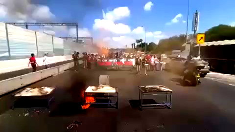 نشطاء يغلقون شارع أيالون ويحرقون طاولات: "أوقفوا الحرب الأن ووقعوا صفقة لاعادة حميع المختطفين"