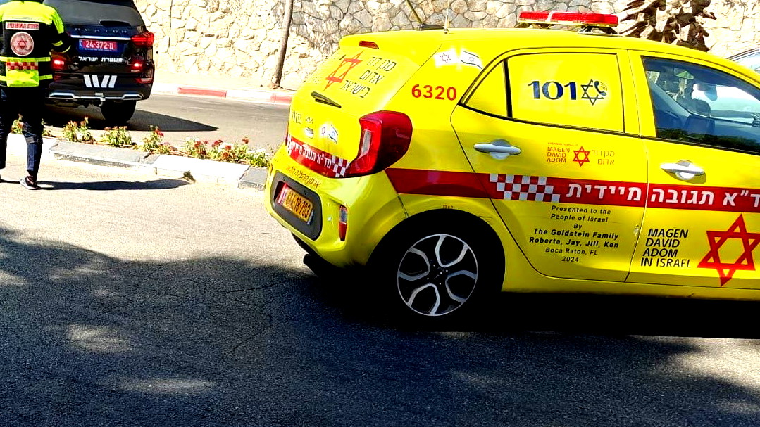 النقب- اصابة حرجة لرجل 50 عاماً صدمته سيارة عندما توقف على جانب الطريق بسبب عطل فني بمركبته 