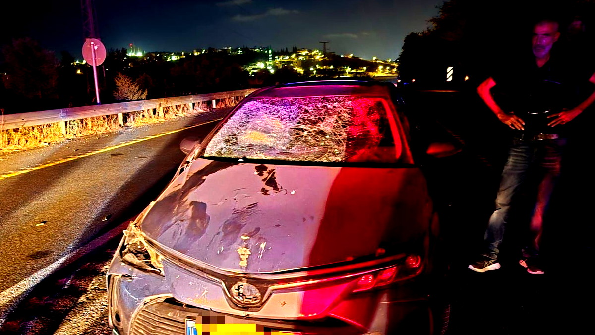 اصابة شاب بجراح خطيرة بحادث بين دراجة كهربائية وسيارة على شارع 574 قرب زيمر