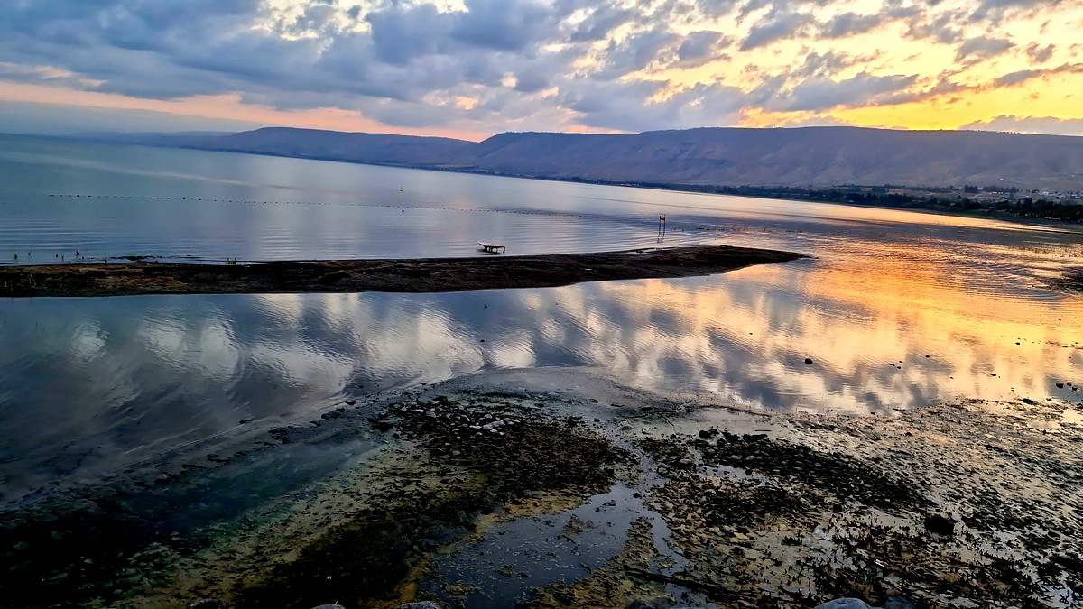 انخفاض آخر على منسوب المياه في بحيرة طبريا ليصل إلى أقل بـ 3.795 مترًا من الخط الأحمر العلوي