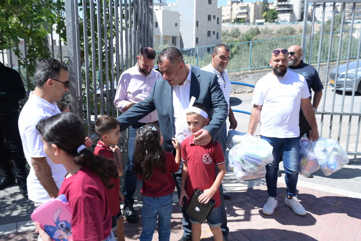 في أجواء احتفالية: جولة ميدانية لرئيس مجلس محلي عين ماهل وموظفيه لمدراس القرية