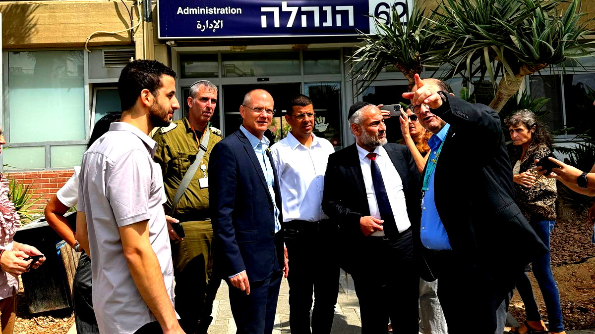 لجنة النقب والجليل تبحث مع إدارة مستشفى سوروكا سبل ترميمه بعد أضرار الصواريخ