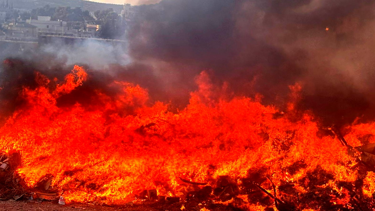 عرعرة: حريق كبير في مكب نفايات يُهدد المنازل والكروم