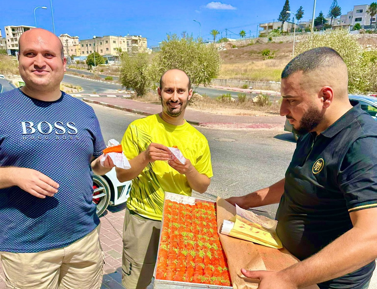 توزيع الحلويات والماء والقهوة على المارين  في حي الفاخورة في الناصرة احتفالاً بالمولد النبوي الشريف 