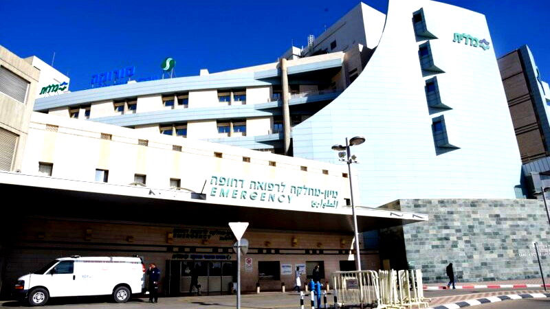 إصابة خطيرة لطفل (عامين) إثر سقوطه عن ارتفاع في تل السبع