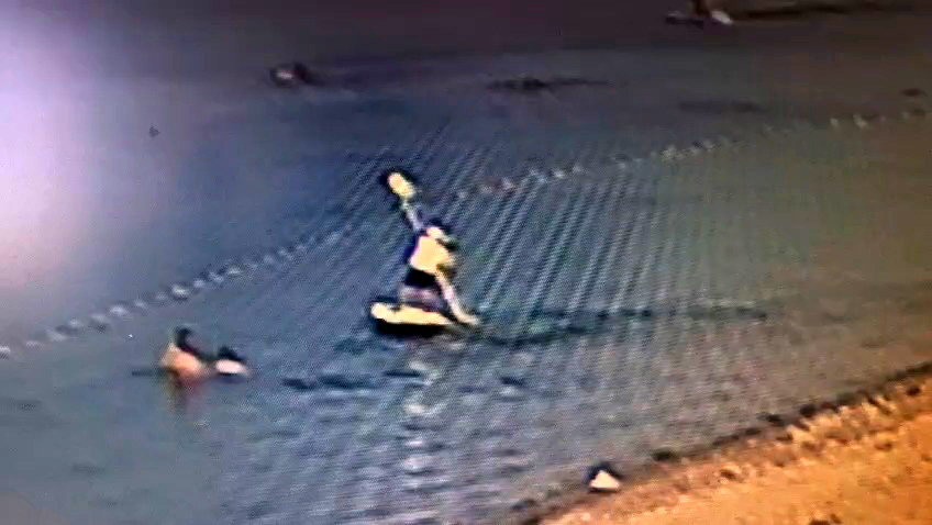 فيديو- تخليص شابين سقطا عن فرشة بحرية قابلة للنفخ في طبريا وأحدهما لا يجيد السباحة كاد ان يغرق 