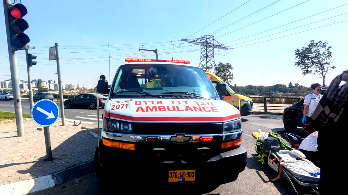 بئر السبع: إصابة شاب بجراح خطيرة وآخر بجراح طفيفة في حادث تصادم  بين دراجة نارية ومركبة 