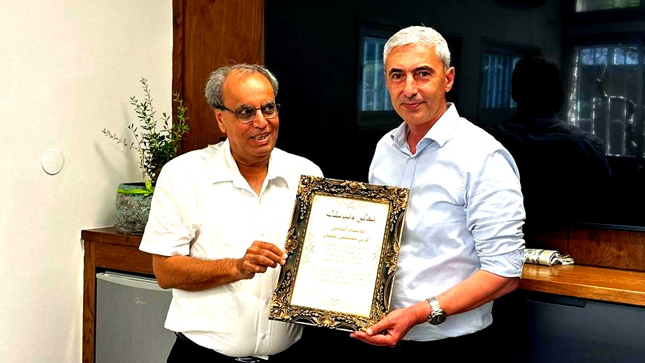 غزال أبو ريا يزور مدرسة طه حسين الإعدادية ويهنئ مديرها المنتخب