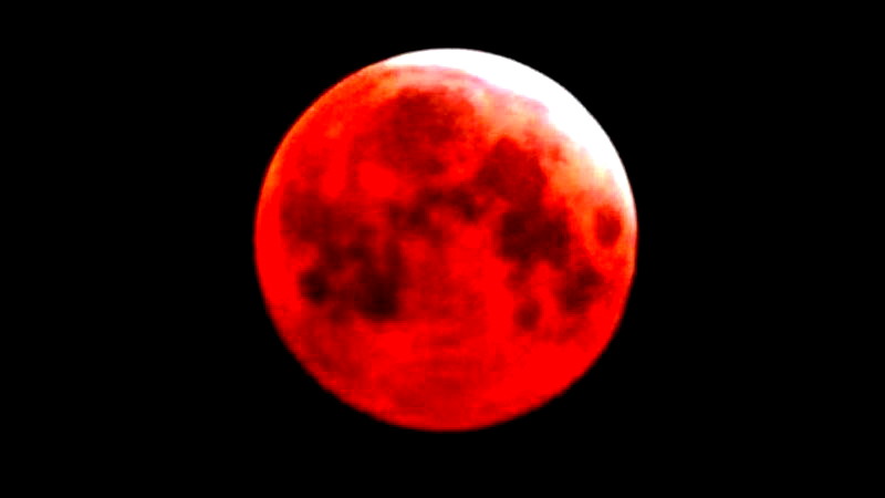 القمر الأحمر يضيء سماء البلاد اليوم في خسوف كلي نادر