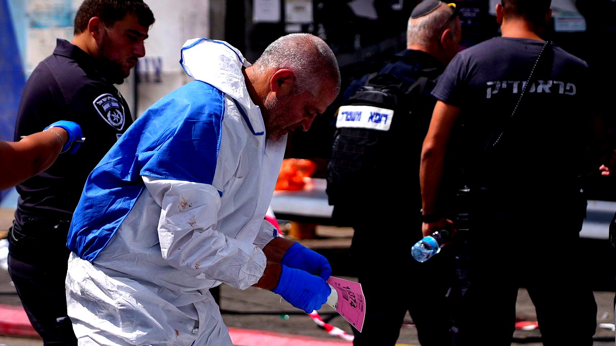 القدس: الشرطة في تقييم ميداني عقب عملية إطلاق النار التي أسفرت عن مقتل ستة أشخاص