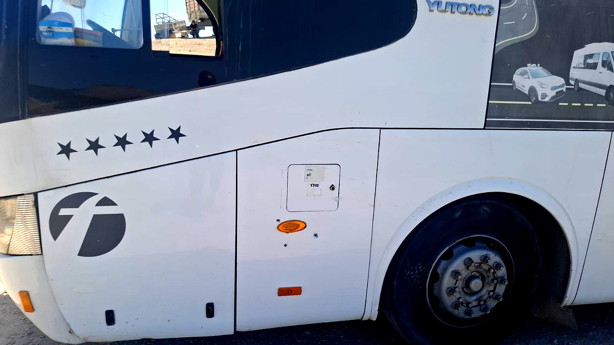 اعتقال 3 أشخاص بشبهة إطلاق النار باتجاه حافلة طلاب في حورة بالنقب