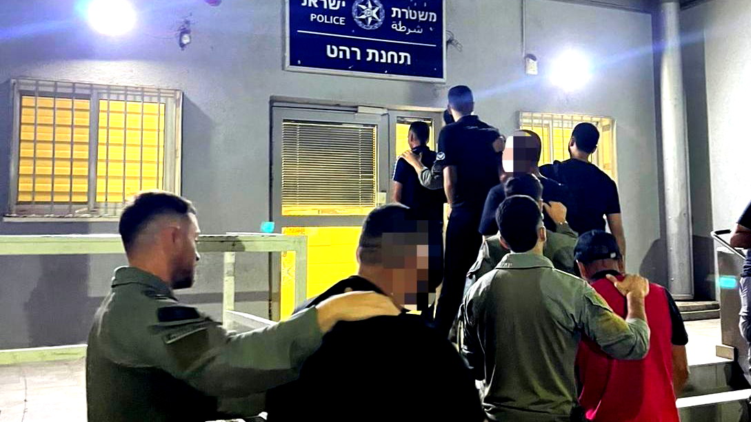 رهط: مداهمة منازل واعتقال 9 أشخاص بشبهة إطلاق نار