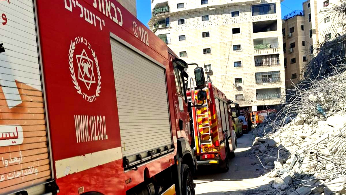 القدس: تخليص عالقين بعد اندلاع حريق داخل مصعد كهربائي بمبنى سكني في شعفاط