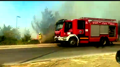 طواقم عدّة من الإطفاء والإنقاذ وبمساندة مروّحيات تعمل على إخماد حريق اندلع في نوف هجليل