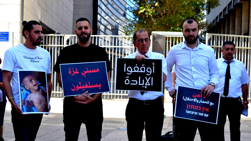 محامون وحقوقيون يرفعون شعارات منددة باستمرار الحرب والتجويع في غزة