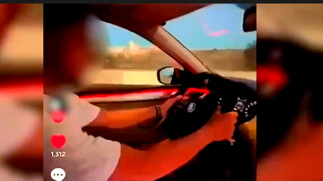 القاء القبض على سائق من القدس (21 عاما) وثق نفسه على مواقع التواصل وهو يقود سيارته بسرعة 218 كلم 