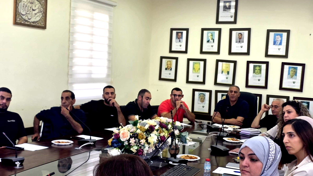 الاستثمار في الشبيبة- بلدية كفرقرع تعقد لقاء طاولة مستديرة حول مشروع " ניידת  רחוב – עלם"