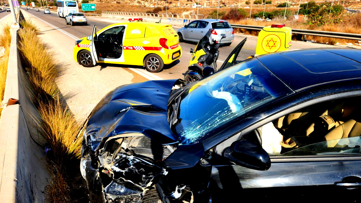 مركز البلاد: إصابتان إحداها متوسّطة من جرّاء حادث طرق وقع بين ثلاث مركبات على شارع 5