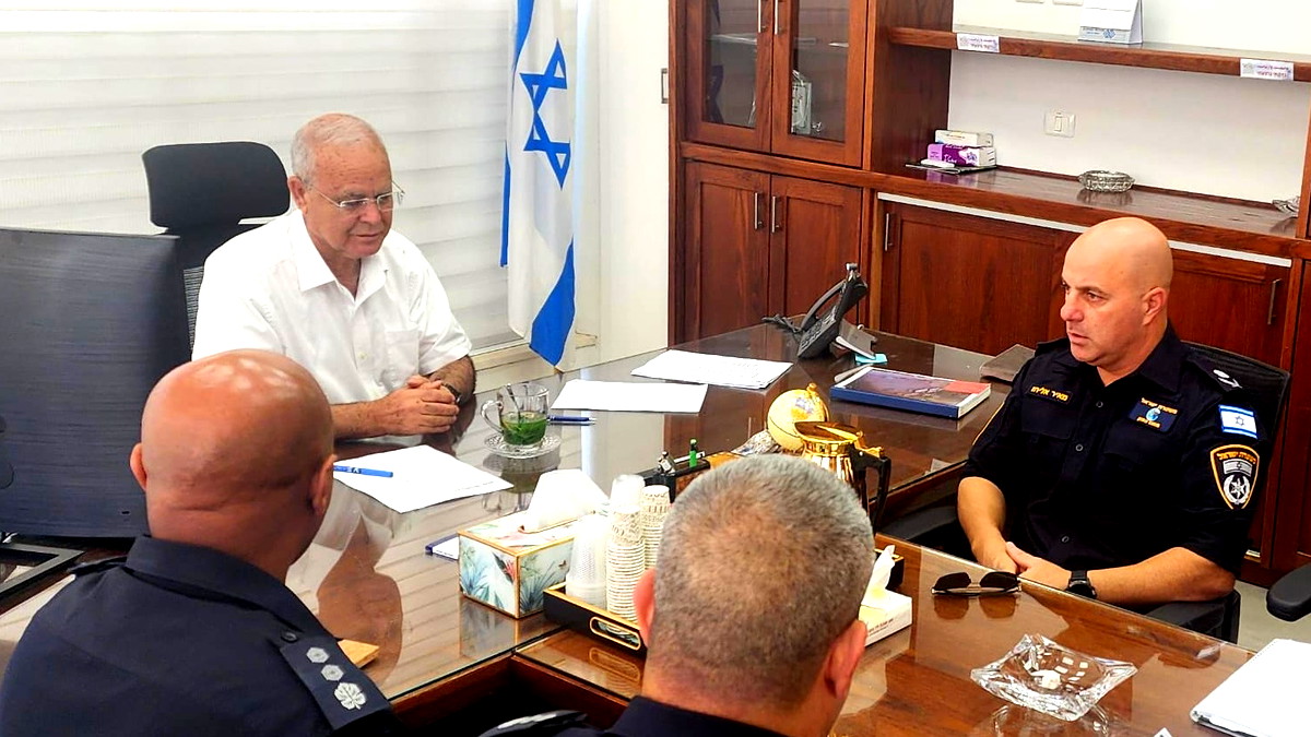 قائد شُرطة الشّمال يلتقي برئيس اللجنة المُعيّنة في النّاصرة لبحث تعميق التّعاون في مُكافحة الجّريمة، تعزيز الأمان الشخصي، وتحسين جودة حياة السكّان