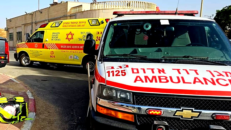 إصابة عامل بجراح خطيرة إثر سقوطه عن ارتفاع في النقب